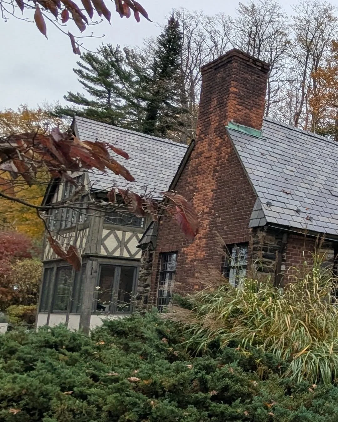 Just north of New York City, there&rsquo;s a stretch of historic homes that sit high above the Hudson River.
Brick facades.
Stucco and half-timbering.
Slate roofs that have held their color for a century.
And long, sweeping views out the back.

This 