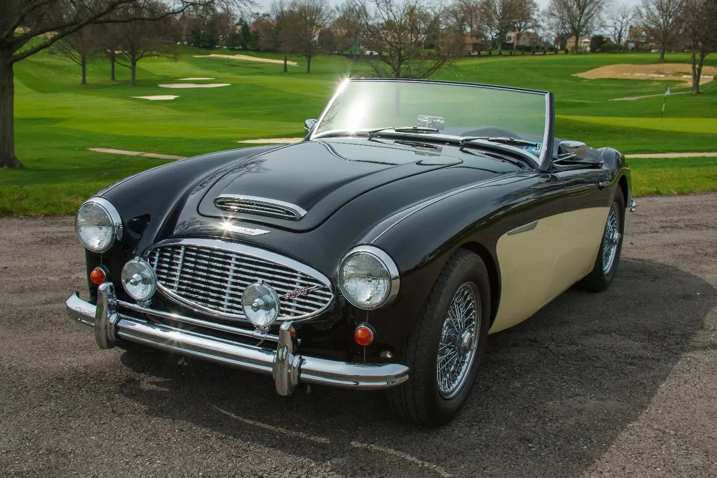 An #austinhealey #austinhealey3000 photoshoot yesterday had us tearing up the country club, as its proud owner gears up for a #bringatrailer listing. @virtualhomey captures #automotivephotography and this one was a great referral from a #mclaren auto