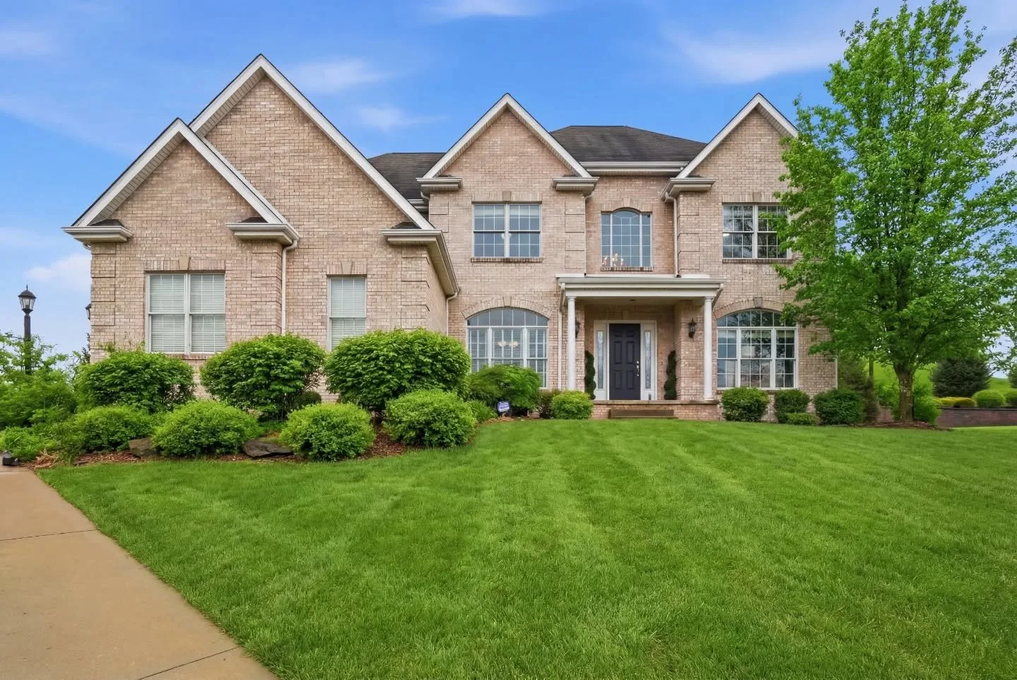 As promised, last week's photoshoot in Wexford gave us some beautiful content to edit to oblivion. @virtualhomey is fully equipped to flip those grey tones in the scene and in the sky to a more vibrant representation of the real feel of your property