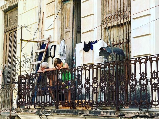 Grandson and Grandfather spending an evening people watching from their balcony.
&bull;
&bull;
&bull;
📷: @quailtree