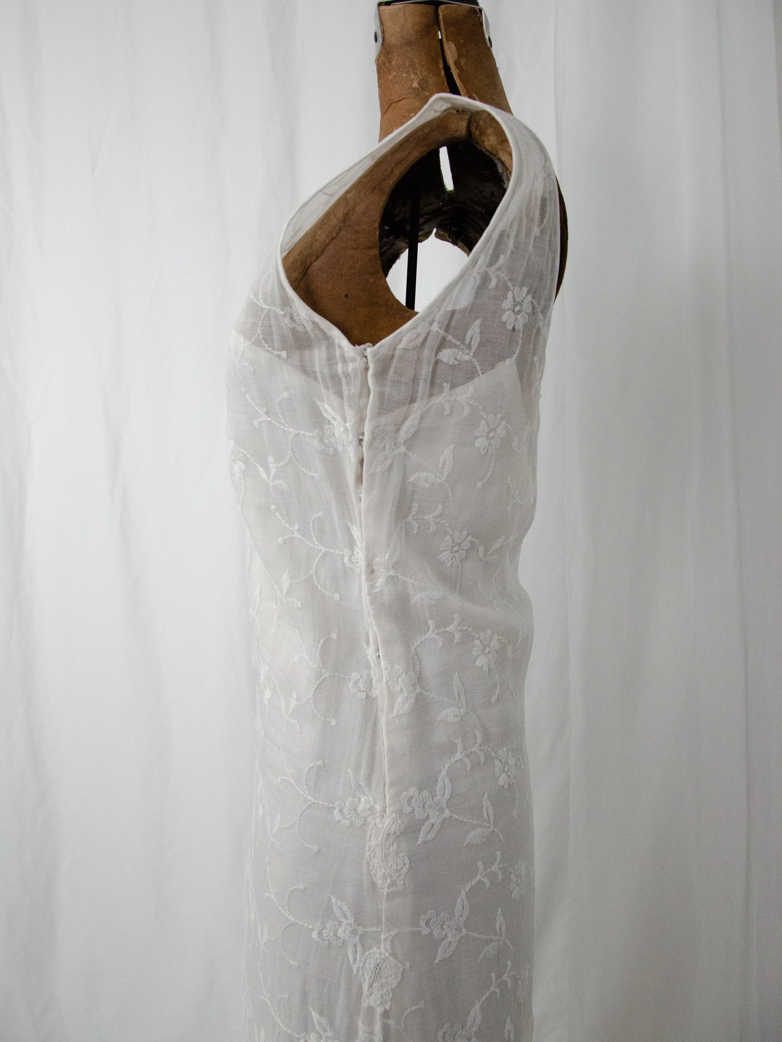 Side view of the 1930s organdy dress bodice on a dress form, showing the sleeveless armhole.