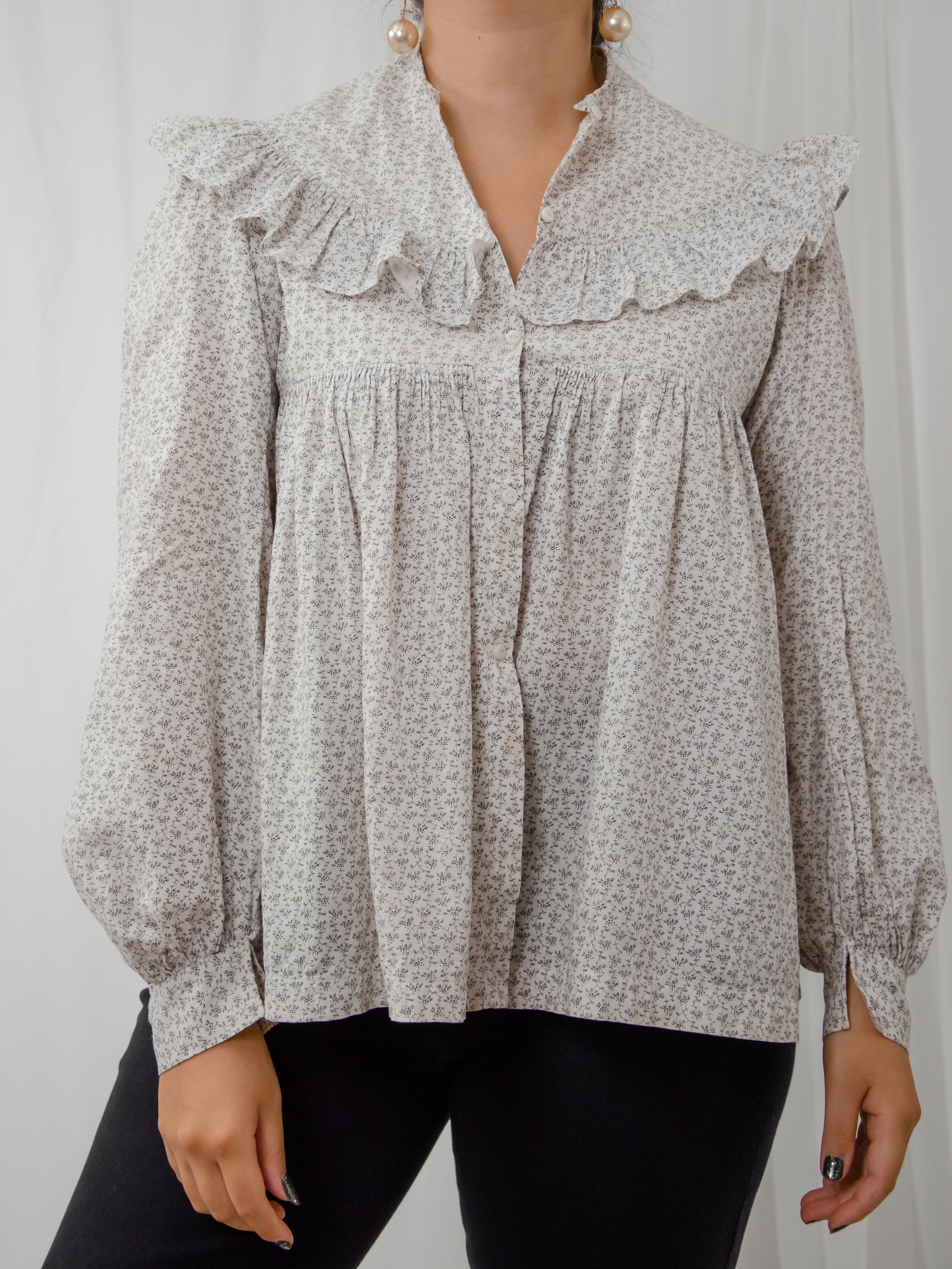 Front view of the 1890s calico prairie top worn untucked on a model, showing the full gathered body.