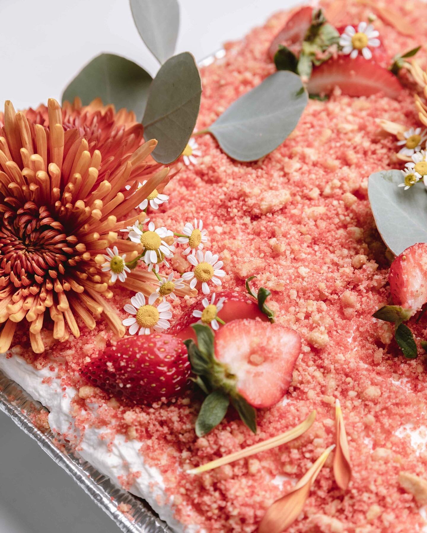 closeup of a strawberry shortcake with flowers. one of my favs for sure. 🍓

#canon #canonusa #canonphotography #foodblog #instafood #foodphotography #pastries #organic #feedfeed #foodoftheday #cheflife #teamcanon #foodofinstagram #chefsofinstagram #