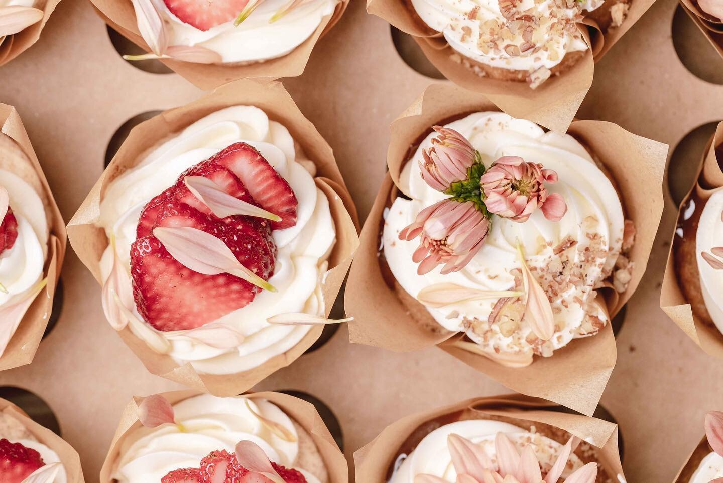 just an evening cupcake post for you. some strawberry mostachon &amp; hummingbird cupcakes. 🤍

#canon #canonusa #canonphotography #foodblog #instafood #foodphotography #pastries #organic #feedfeed #foodoftheday #cheflife #teamcanon #foodofinstagram 