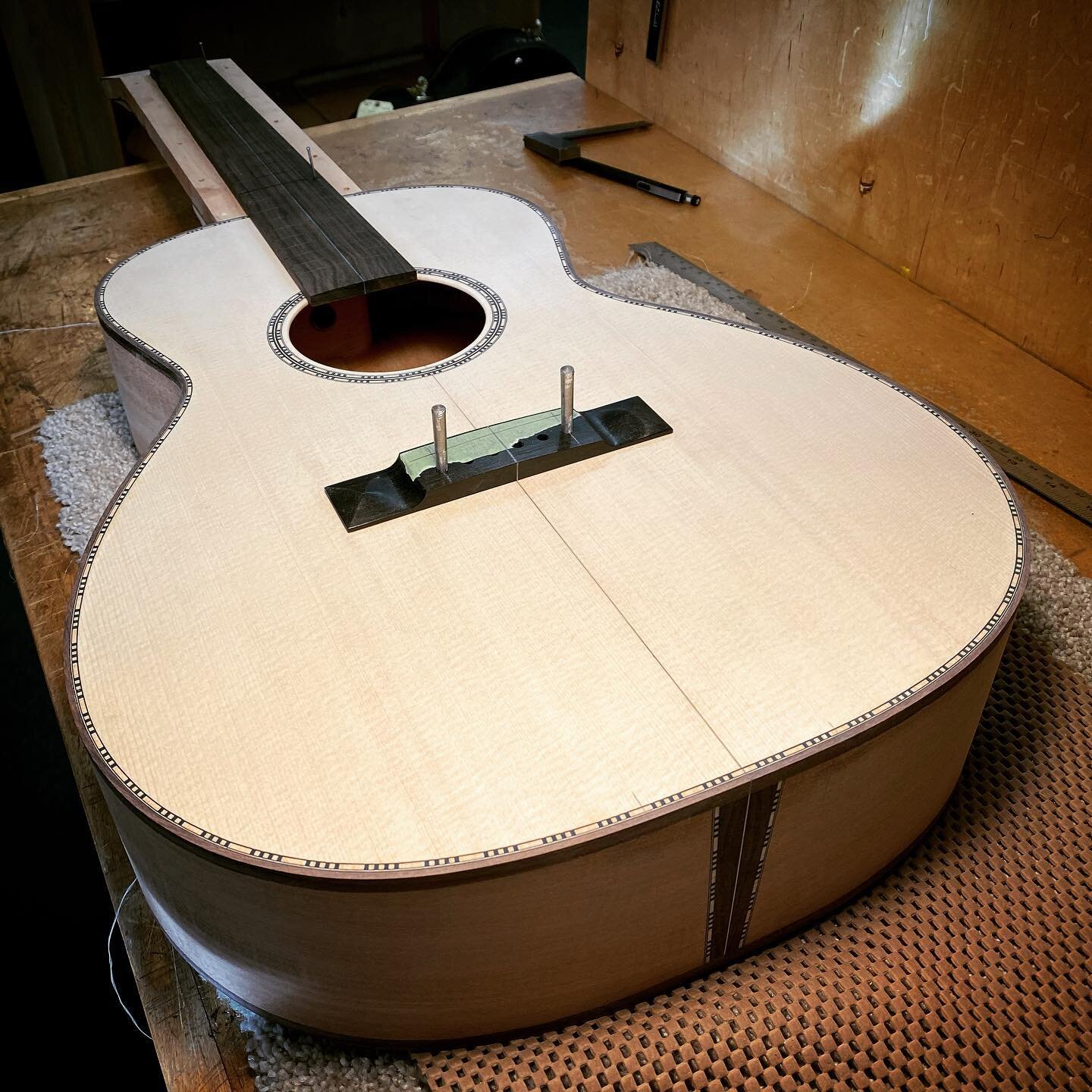 Build a beautiful curvy box and then drill holes in it they said. 😳 Ain&rsquo;t no thang! Measure 42 times, drill once. Spreading these marker inlays like the @gibsonguitar of yore.
.
.
@gluboost
&bull;
&bull;
&bull;
&bull;
#allfourguitars #allfour 