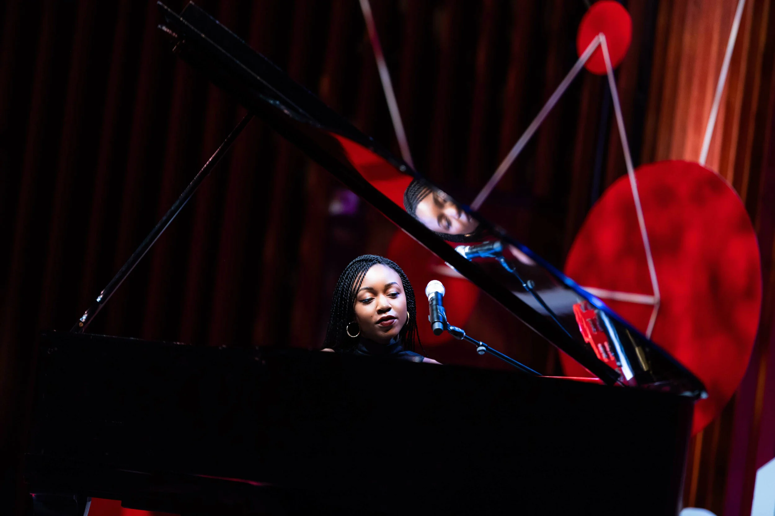 2. piano1e.jpg