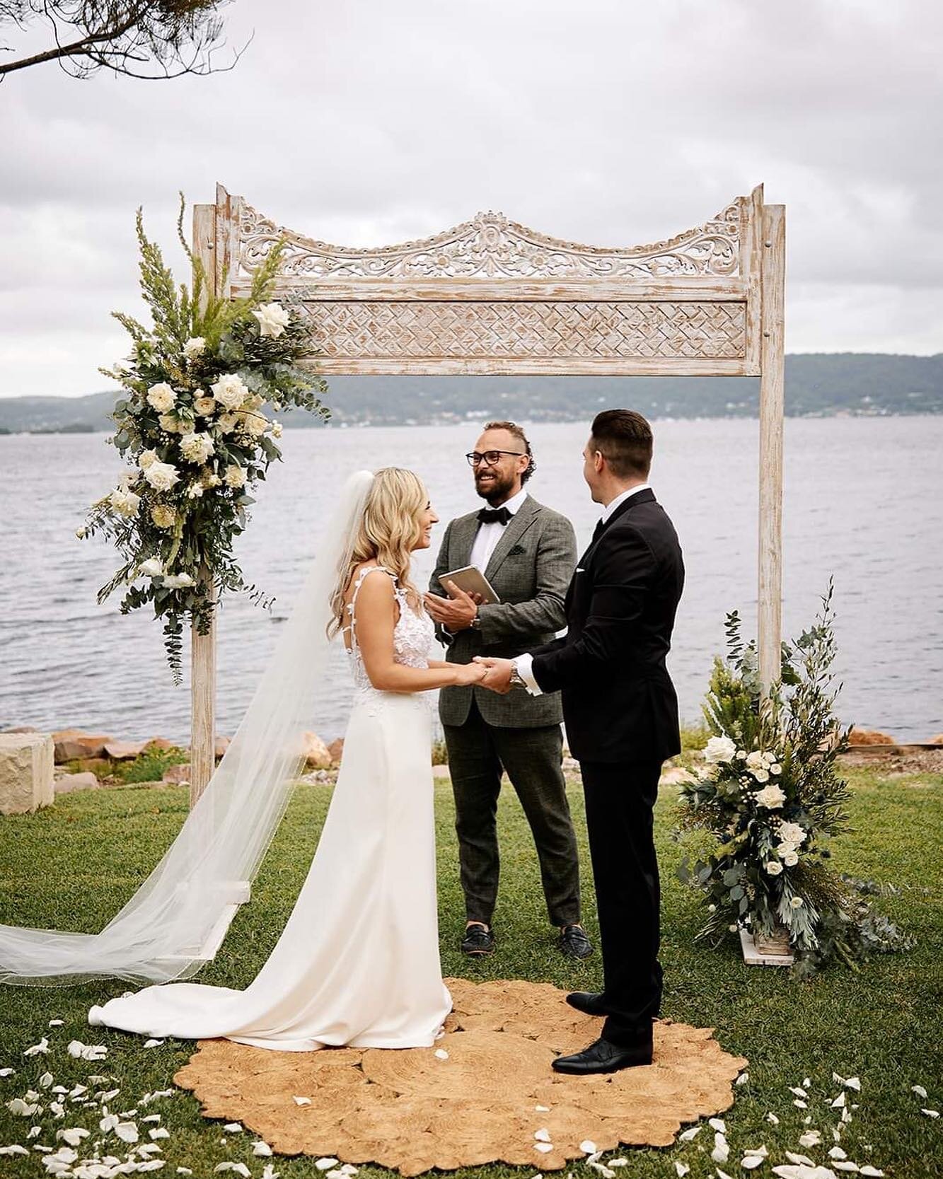 The arbour of all arbours 💕

Photo: @whitelanestudio 
Flowers: @mimosafloraldesigns 
Hair/MUA: @emma_allmadeup 
Celebrant: @peterbraycelebrant