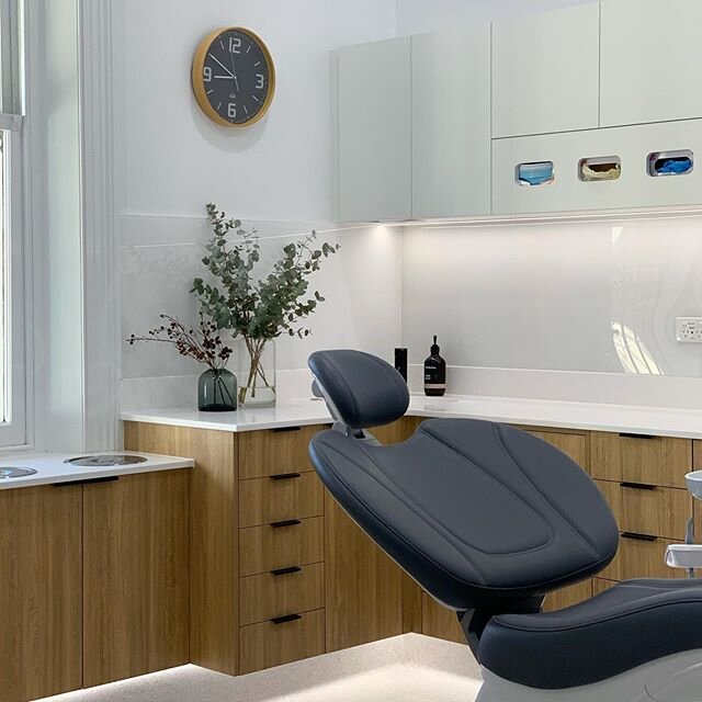 Parklands Dental, it&rsquo;s all about the details... grain matching cupboards and drawers, feature black handles and taps 😁 .
Designed by Health Space
Built by Health Space
Styled by @emilyobrienstylist