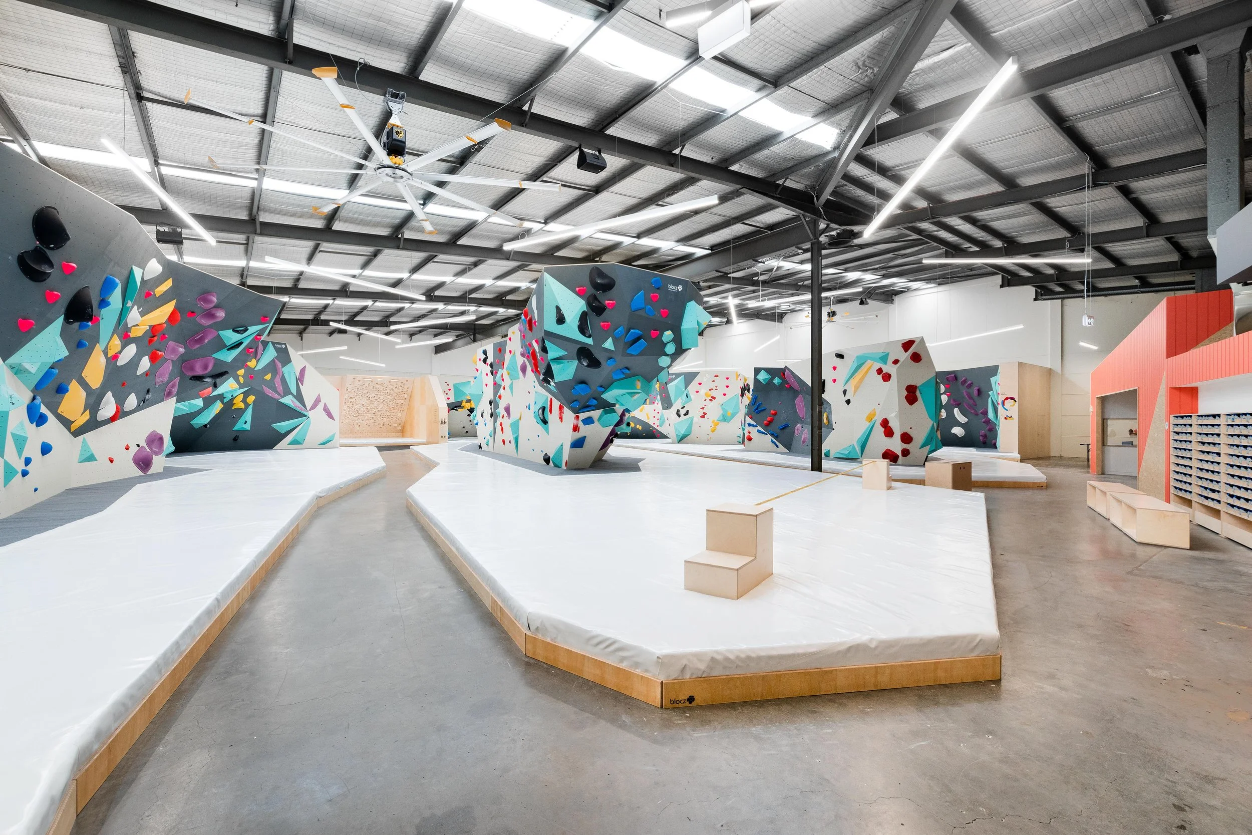 blochaus-gym-commercial-sydney-spiralarchitectslab-interior-02.jpg