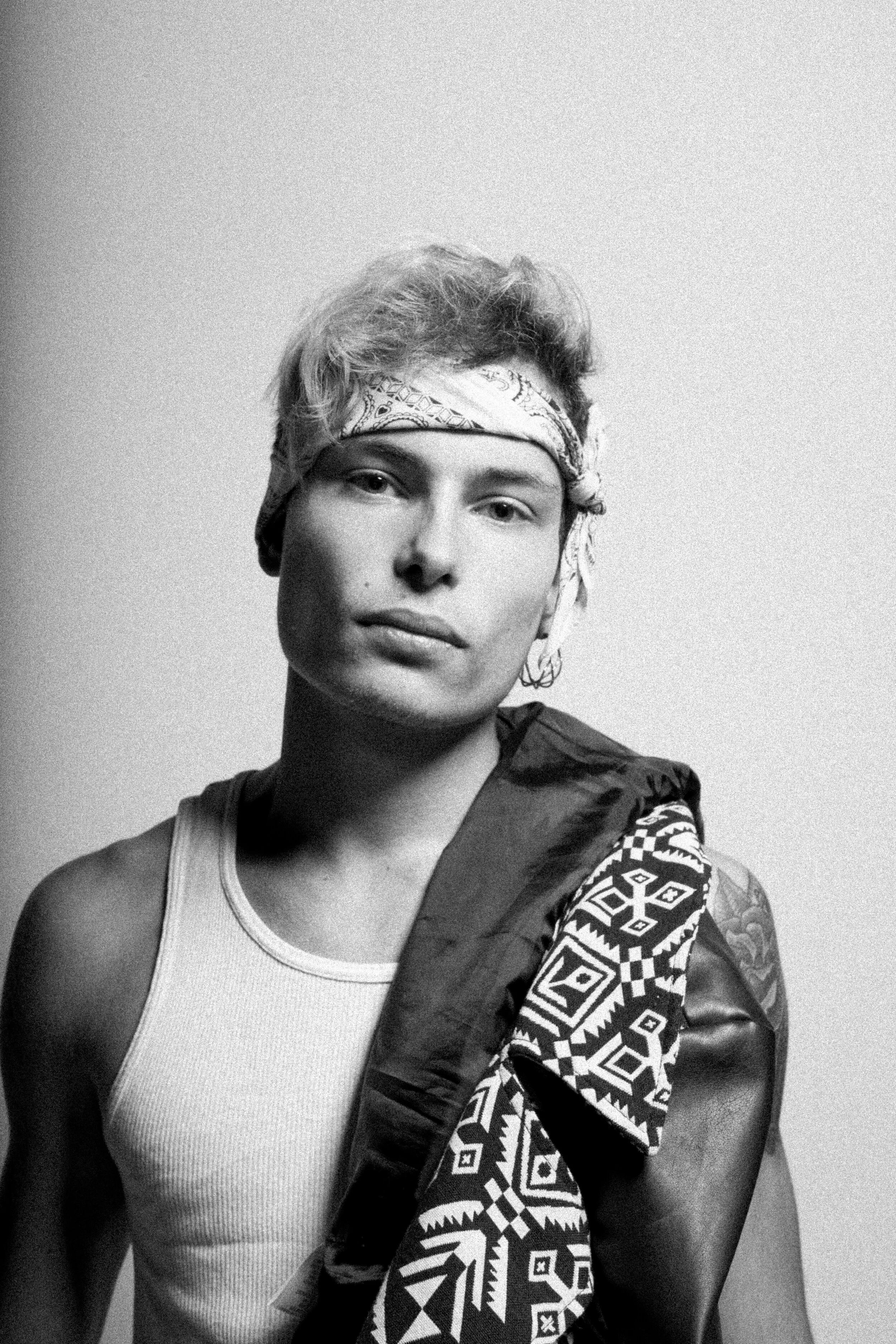 BLACK AND WHITE PHOTOSHOOT (6 of 7).jpg