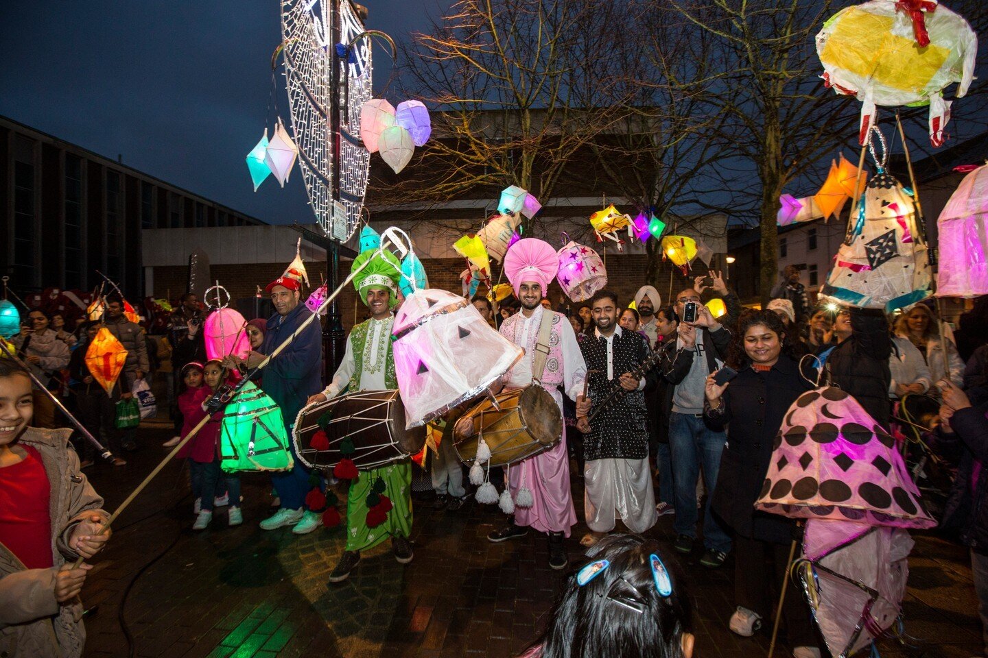This Saturday come down to Bell Square for our last event of the season, WINTER LIGHTS! 🔔

Hounslow comes together in our annual celebration of the beginning of the festive season. Join the lantern parade and procession, including the turning-on of 