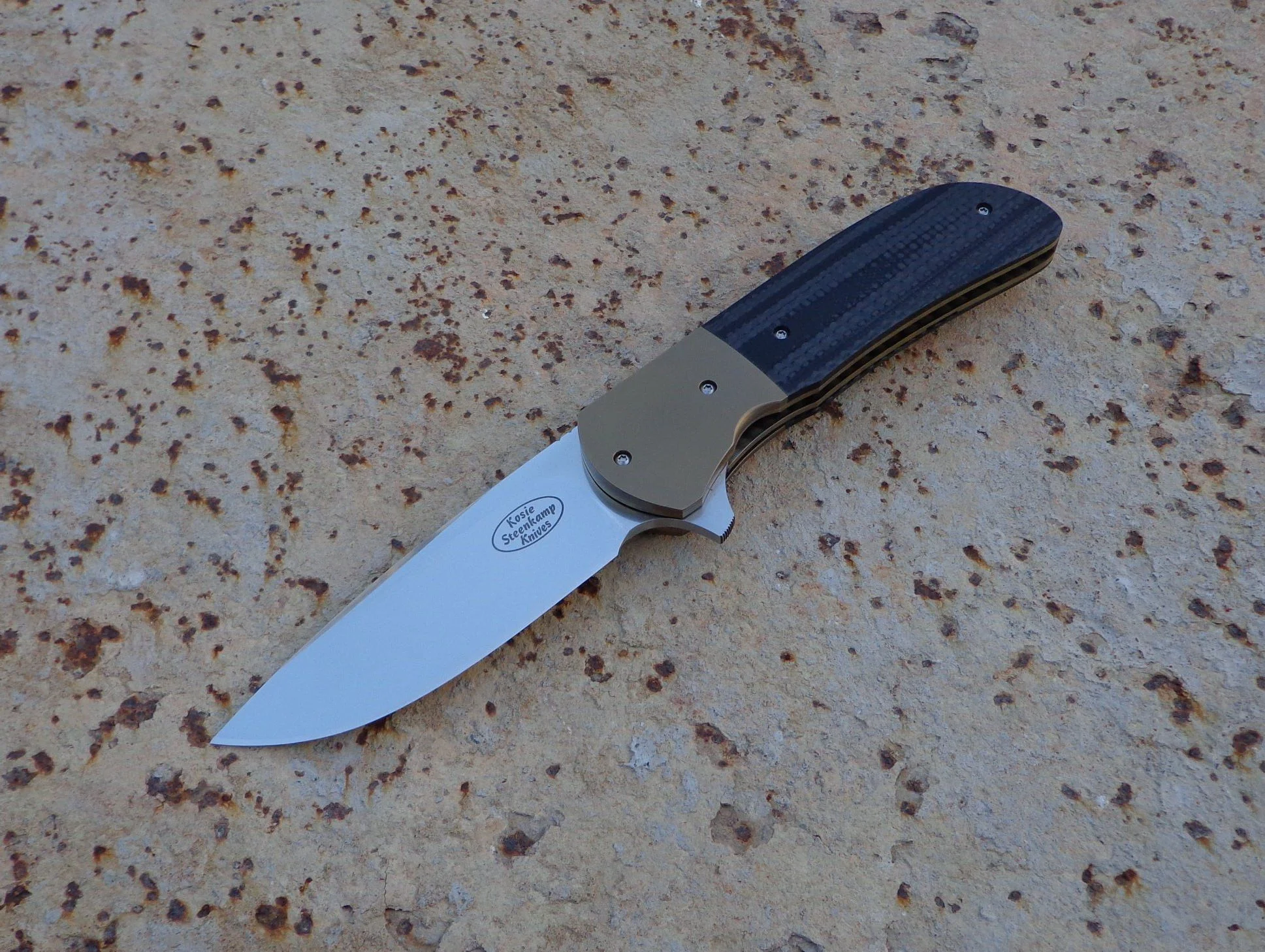 Knife: Piuma Flipper. Böhler N690 Stainless Steel Blade. Titanium bolsters and liners. Carbon Fiber + G10 handle. Titanium belt clip.