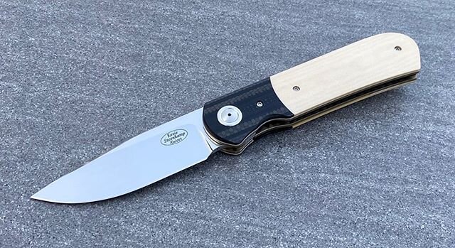 Knife: Samon Front Flipper (IKBS).
N690 Stainless Steel Blade. CF+G10 and Westinghouse Micarta handle. Anodized Titanium liners and pocket clip.
#kosiesteenkamp #kosiesteenkampknives #knivesofinstagram #handcrafted #africancustomknives #custom knives
