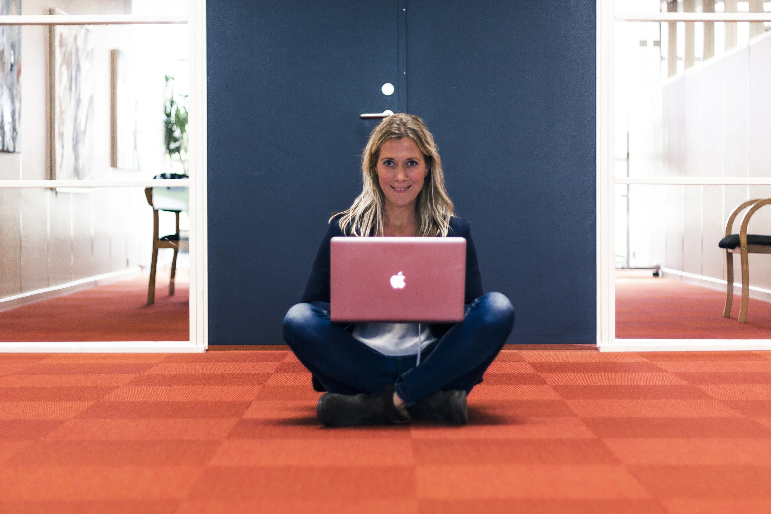 Rikke_sidder med mac.jpeg
