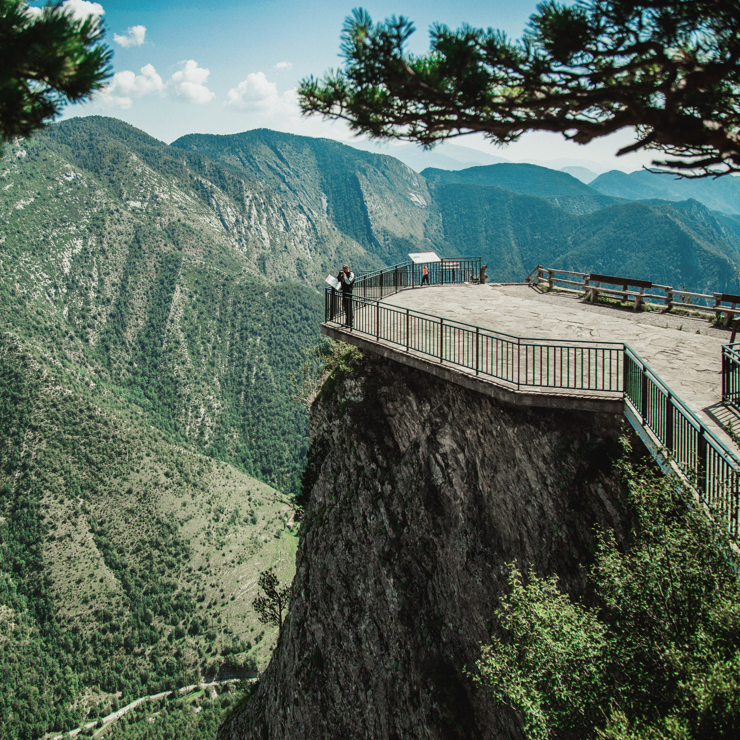 Gresolet Superbe belvédère offrant une vue panoramique sur le Pedraforca, la Serra d'Ensija et la face orientale du Cadí. Le belvédère est adapté aux personnes à mobilité réduite.