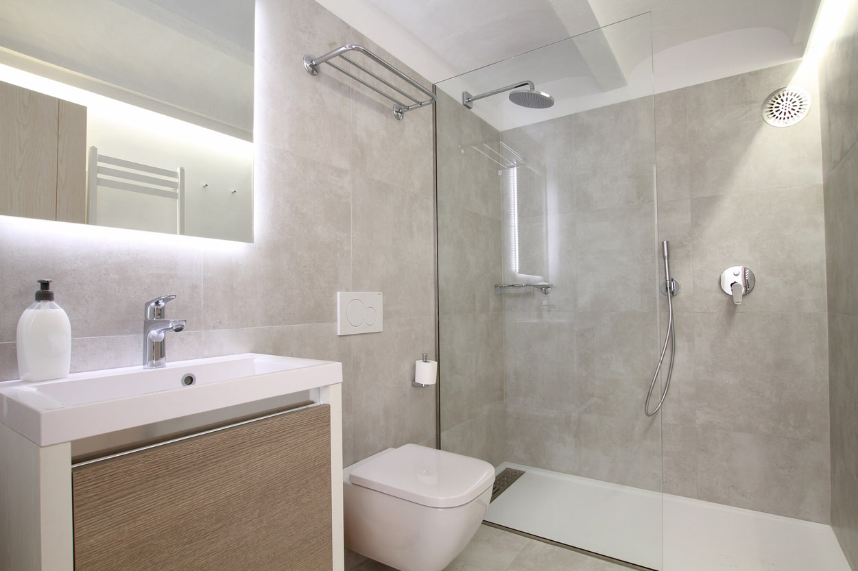 Bathroom 4, the ensuite to bedroom five