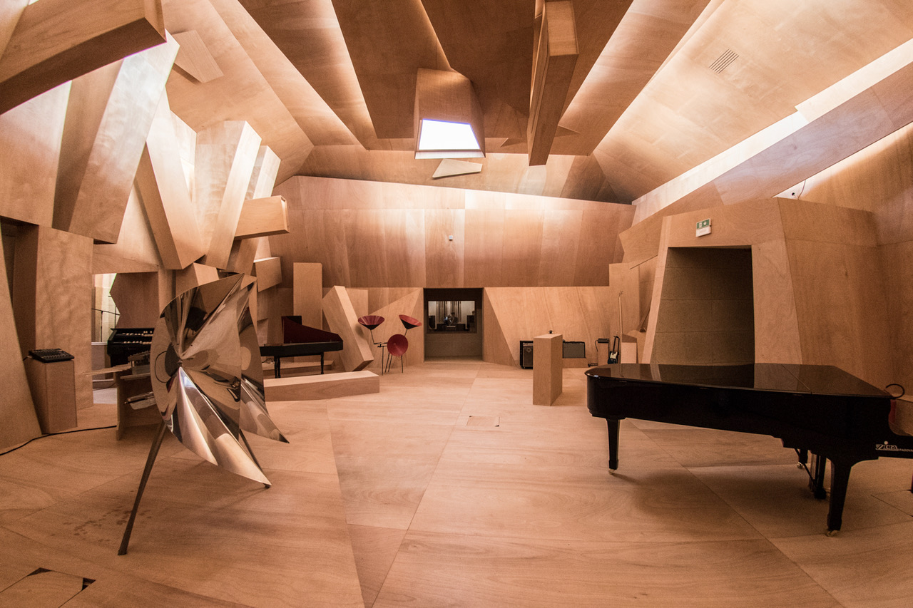 Pendant sept mois, Xavier Veilhan a rebattu les cartes de la création artistique en mêlant, dans « Studio Venezia », l’installation qu’il a présentée au Pavillon français de la biennale de Venise, musique, art et architecture. Domaines d’intervention de l’agence : stratégie de communication, relations presse tous médias. Ce Studio a pour vocation d’être itinérant : prochaine destination Buenos Aires. Over the course of seven months, Xavier Veilhan reshuffled the cards of artistic creation, mixing music, art and architecture in “Studio Venezia”, the installation that he presented in the French Pavilion at the Venice Biennale. The agency acted in the following fields: communication strategy, press relations for all media. The Studio was designed to travel: next destination Buenos Aires.