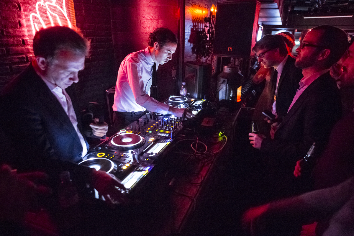 2MANYDJS.jpg