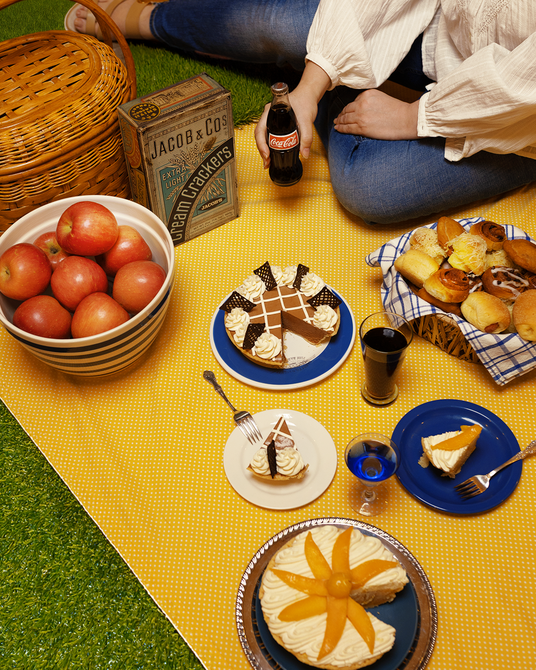 Thematic setup_ picnic, mango cream pie, chocolate mousse pie.png