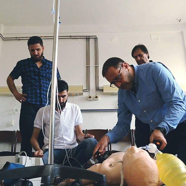 'Il s'agit pour nous de donner des cours de médecine d'urgence à ces hommes et ces femmes. Notre slogan : "Former, c'est sauver des vies."' Raphaël Pitti - Va où l'humanité te porte