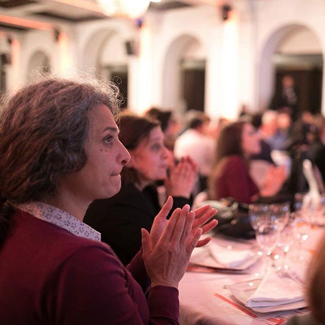 C'est avec une immense tristesse que nous avons appris le décès de l'artiste syrienne Mai Skaf hier à Paris.
Nous avions eu l'honneur de la recevoir pendant notre dîner de Gala en novembre 2017, et son engagement pour les plus démunis en #Syrie nous a tous marqué.
En ces moments difficiles, l'équipe UOSSM présente toutes ses condoléances à sa famille et ses proches.
#مي_سكاف