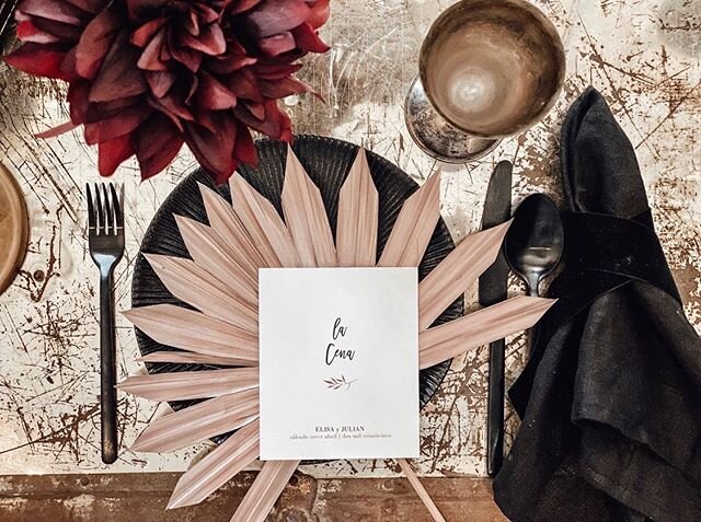 𝕎𝔼𝔻𝔻𝕀ℕ𝔾 𝔻𝔼𝕋𝔸𝕀𝕃𝕊: ᴅʀʏ ᴘᴀʟᴍ ʟᴇᴀᴠᴇs 🌴

#palmleaves #dryflowers #boholuxe #bohowedding #junebugvendor #dryleaves 
#weddingdetails .
.
.
.
.
.
.
.
.
.
.

#weddingdecor #weddingdesigner #weddingdesign #weddingconcept #weddinginspo #tablestyli