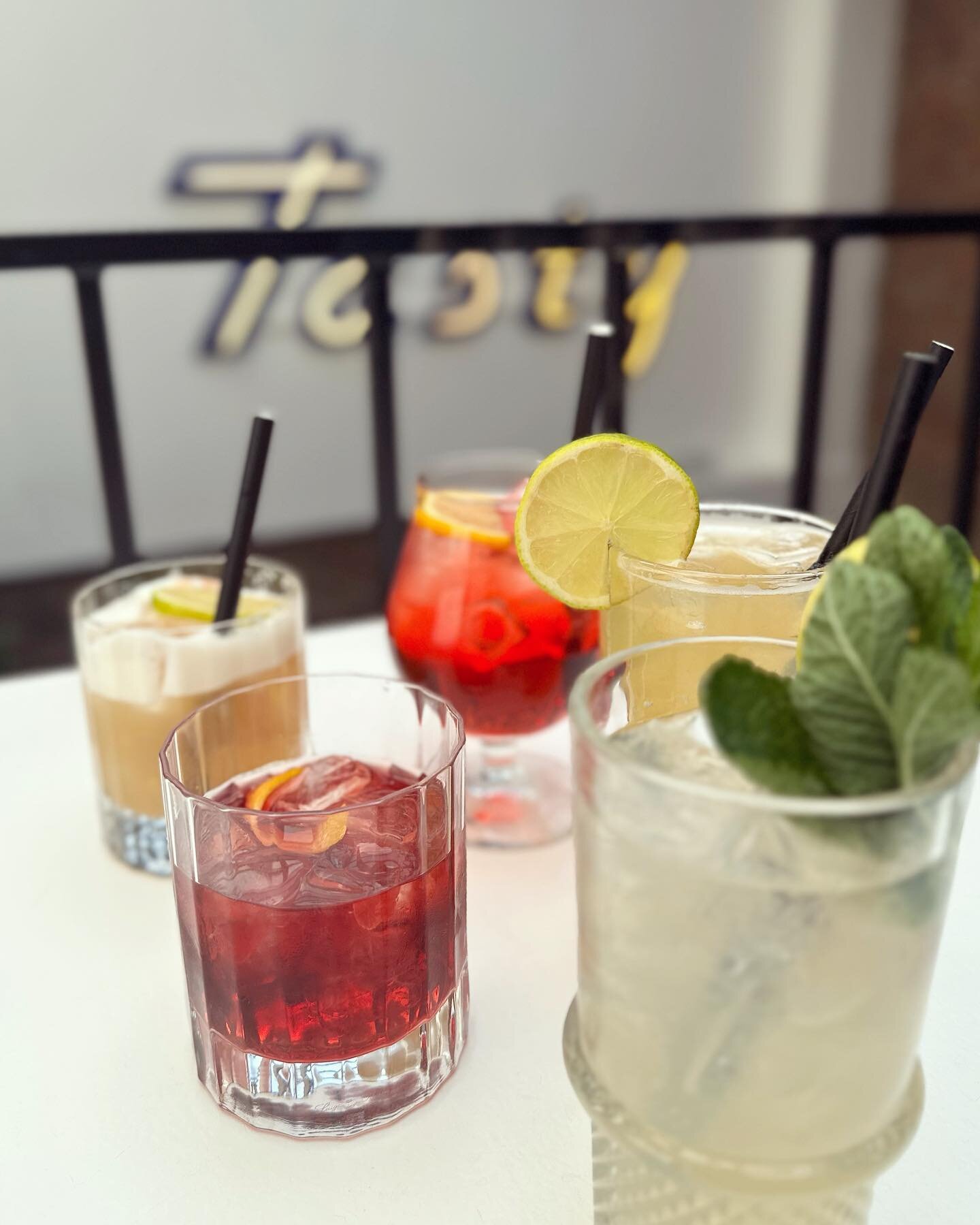 Pour accueillir le ☀️, nouvelles cartes de cocktails !

Campari Spritz, Amareto Sour &amp; much more.