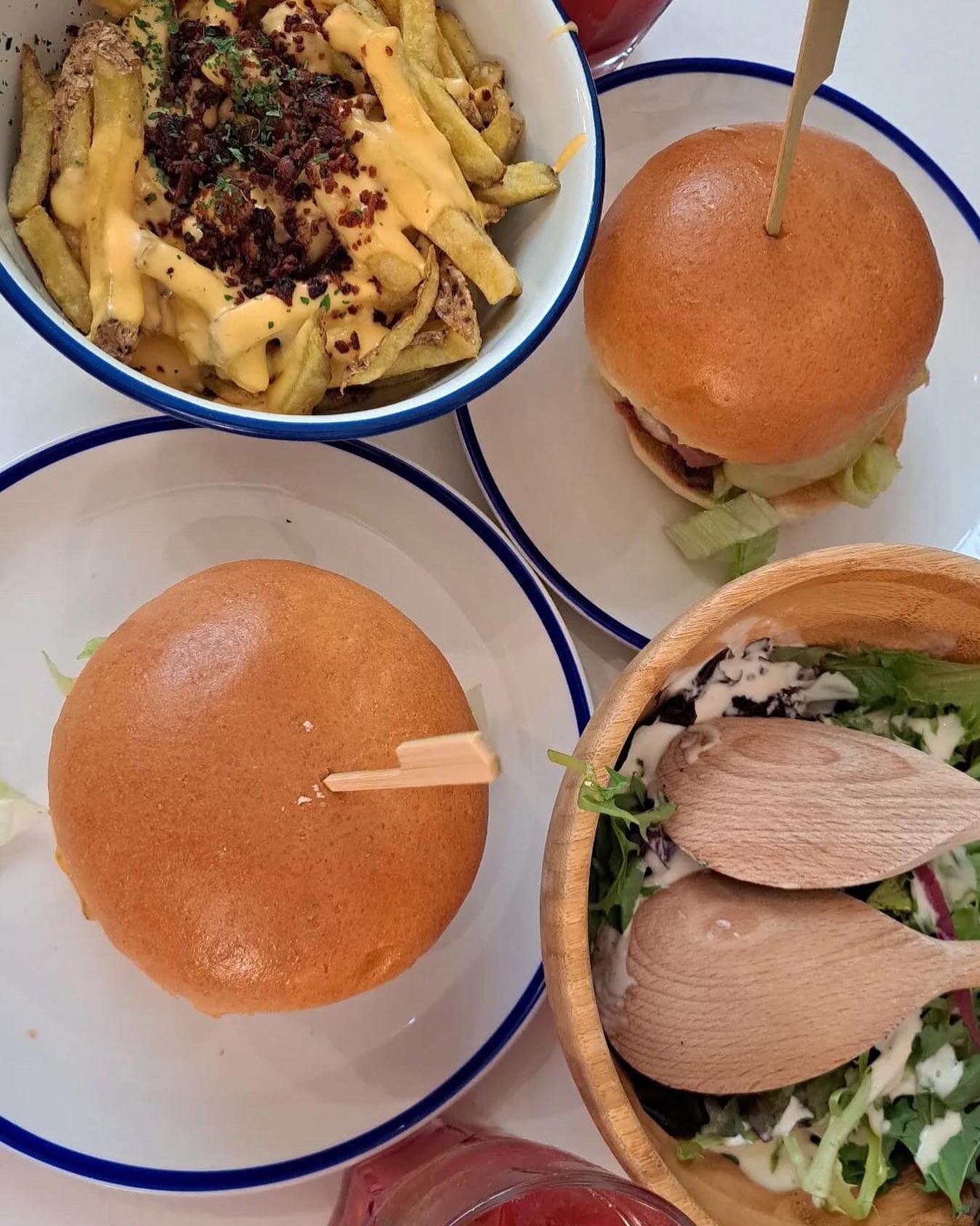 Des petits burgers et leur pain brioch&eacute; d&rsquo;amour ❤️

Accompagn&eacute;s des frites cheesy crispy parce que pourquoi pas?