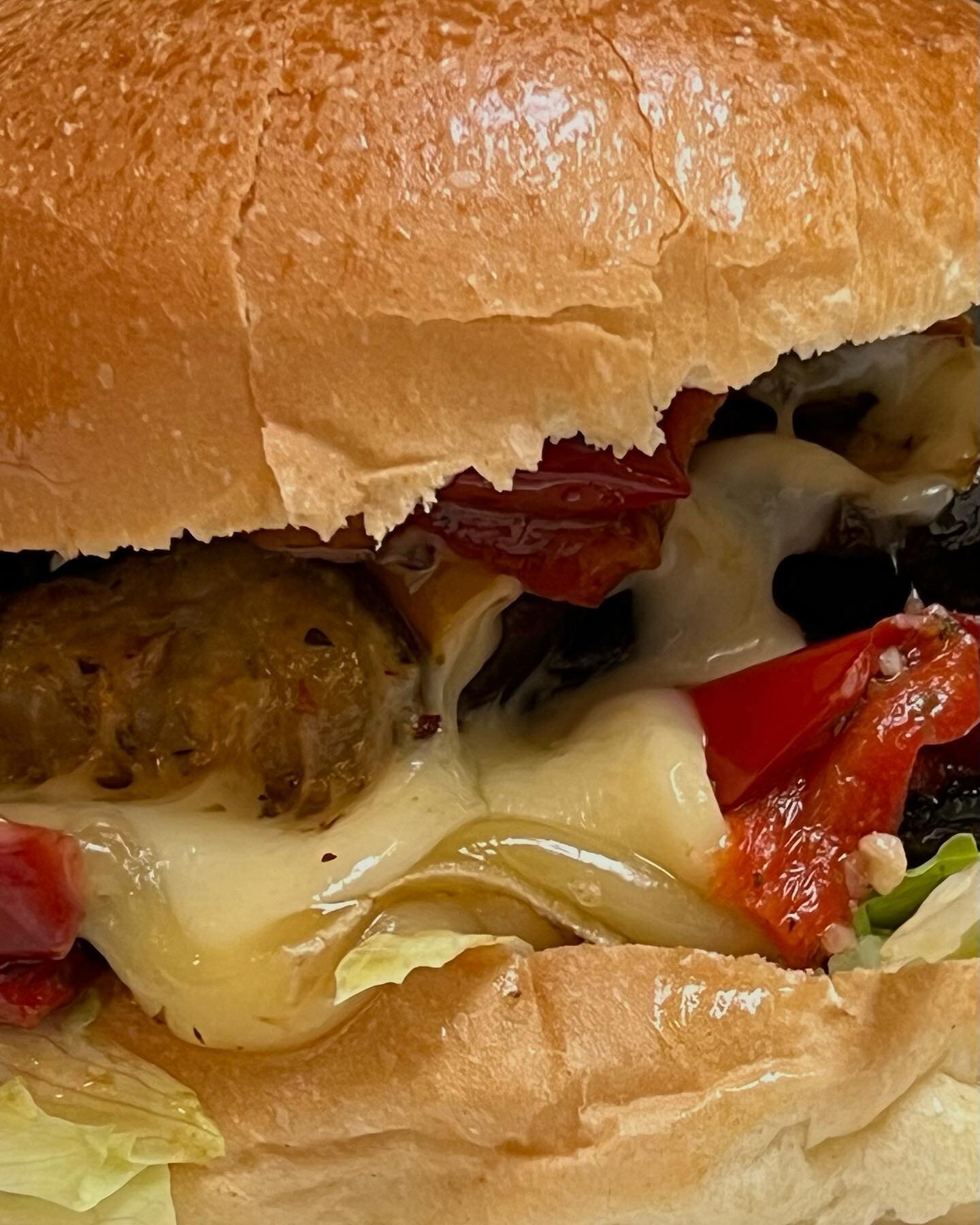 100% v&eacute;g&eacute; 🤤
.
.
.
#visitnamur #namur #visitnamen #namurfood #visitwallonia #burgertime #viandeslocales #burgerlover #comfortfood