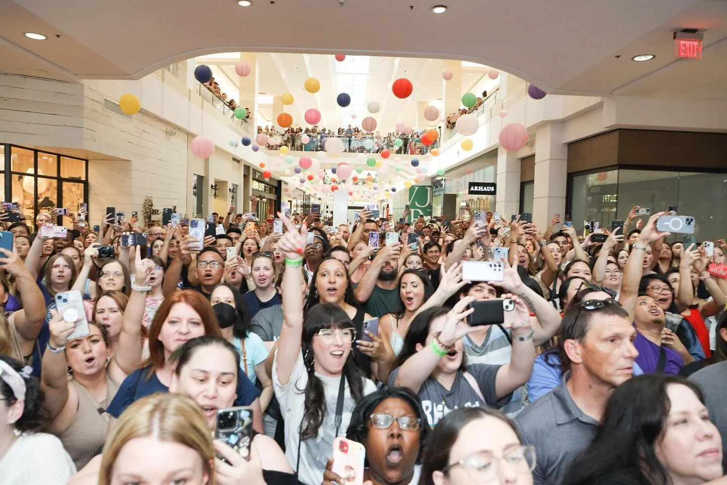 Our summer tour is off to a GREAT start, and today&rsquo;s show at @westfieldmontgomery was no exception 🙌🏼

Speaking of malls, we&rsquo;ll be doing a free concert at @westfieldgsp on 6/29 in Paramus NJ 🍕

#chriskirkpatrick #nsync #otown #bbmak #r