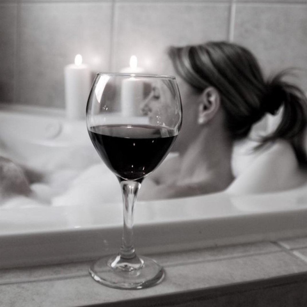 Ванна бокал вина. Девушка с бокалом. Девушка в ванной с бокалом. Девушка с вином. Девушка в ванне с вином.