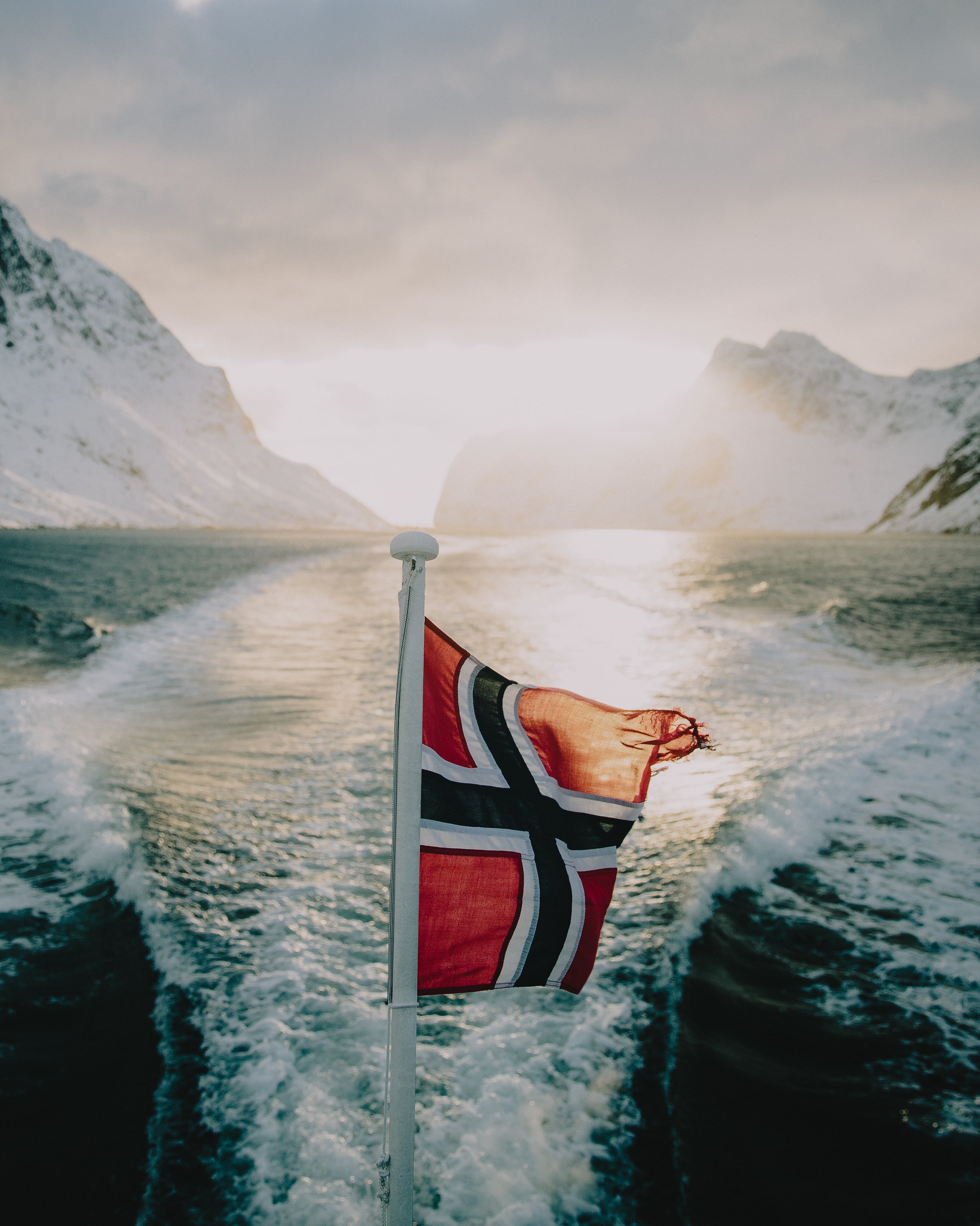 Включи норвегию. Флаг Норвегия. Норвегия Викинги фьорды. Знамя Норвегии. Флаг Норвегии красивый.