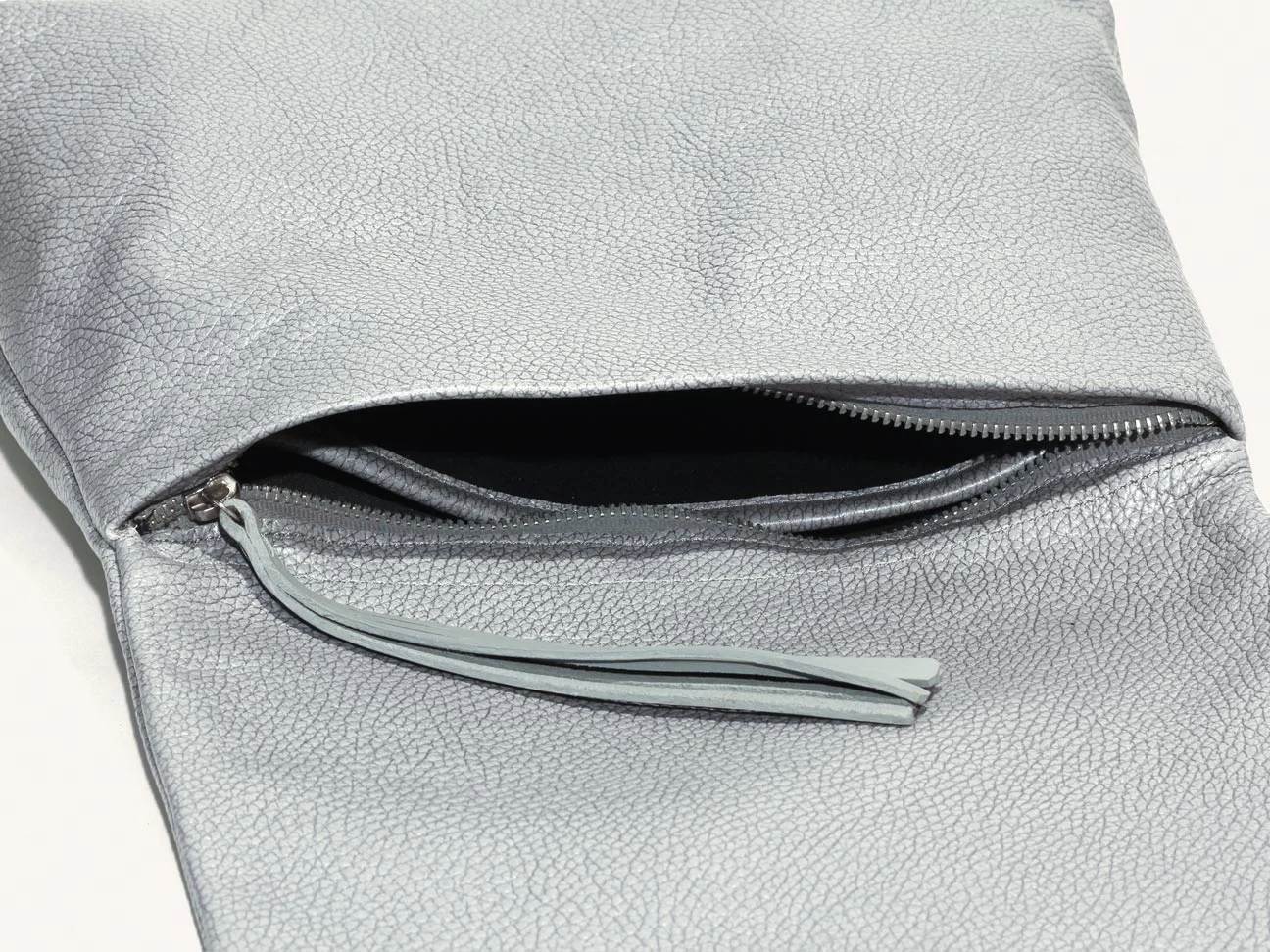 Clutch_slvr_04_inside.jpg
