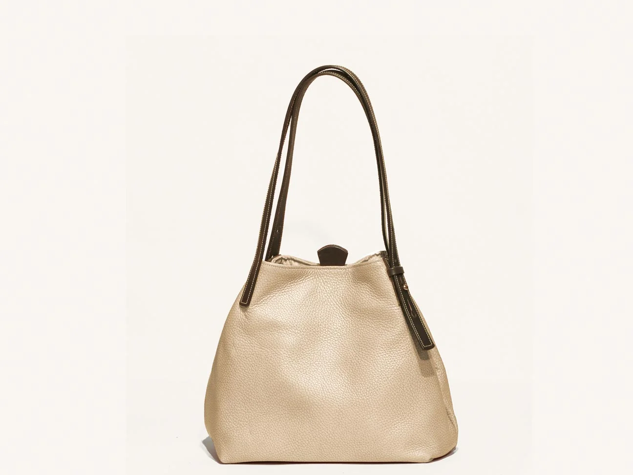 ESSENTIAL TOTE SMALL - BUFF / CHOCOLATE / ANTIQUE BRASS
