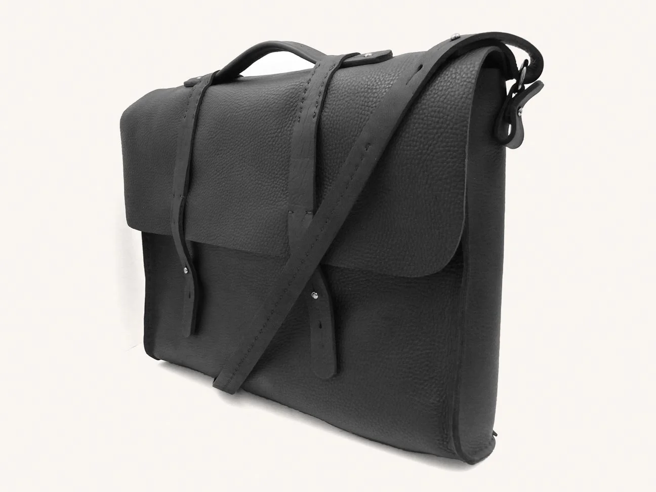 satchel_blk_02_angle.jpg