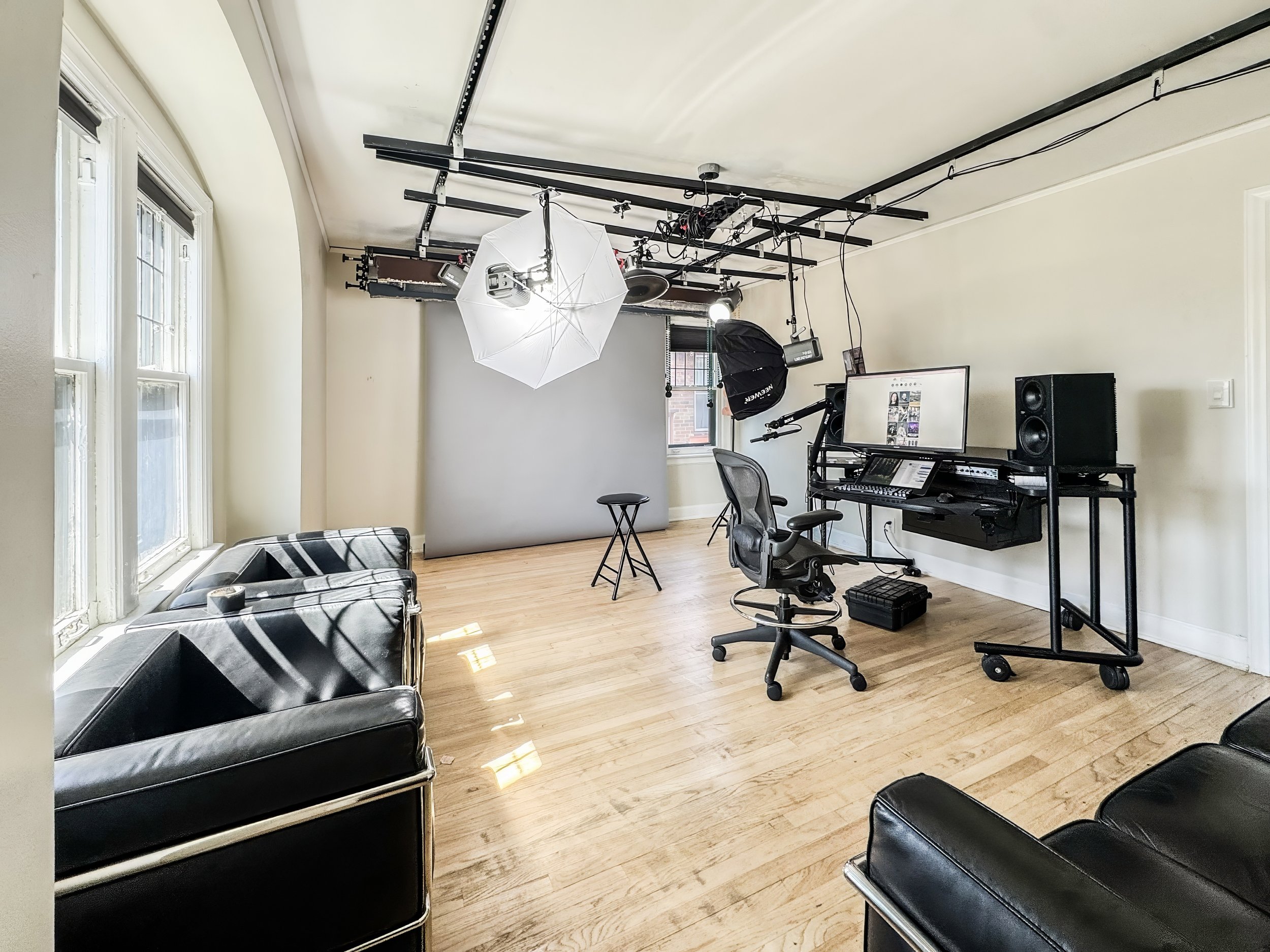How to Make a DIY Photography Studio Track-Lighting Suspension System Using Strut