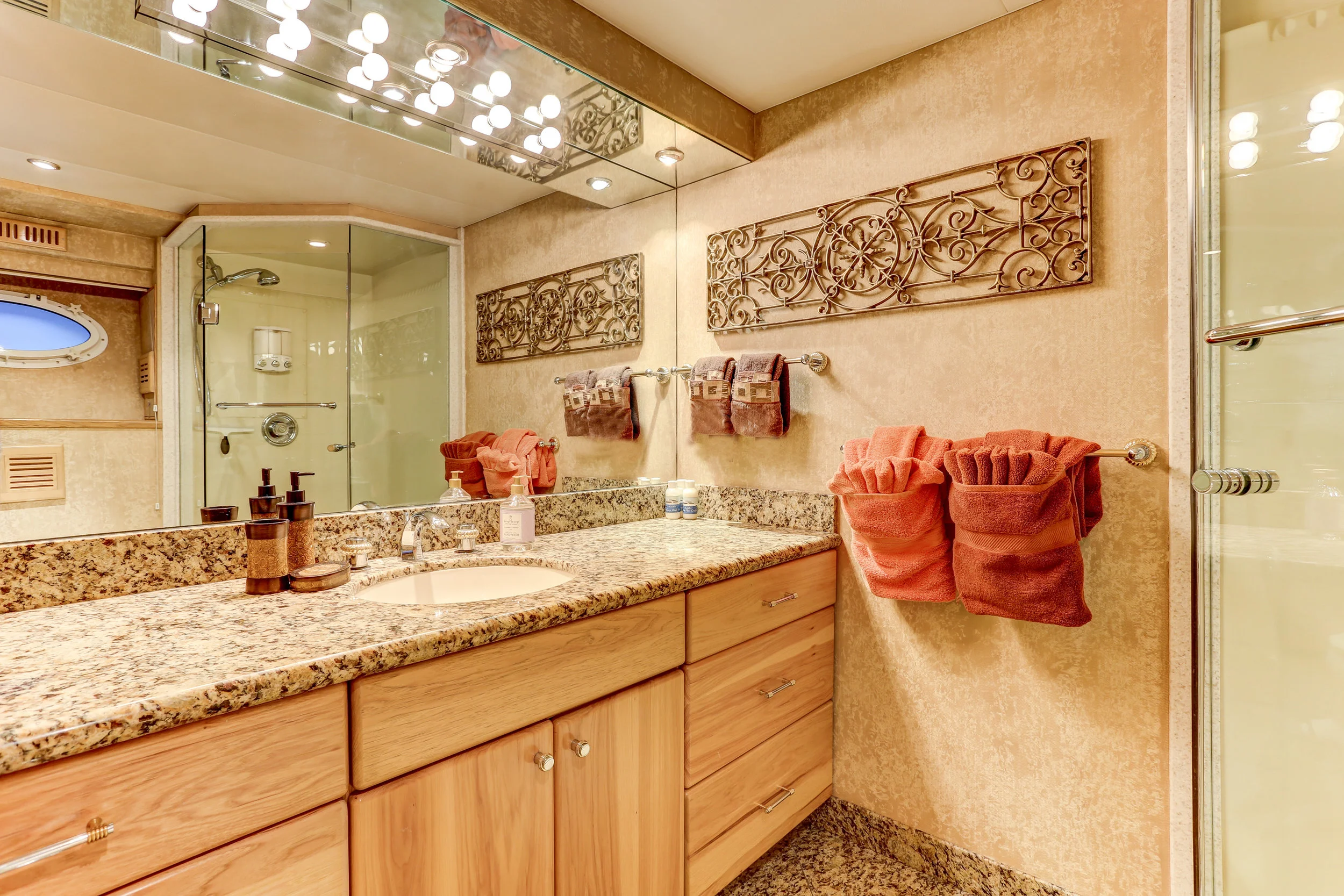 40 Sunrise suite bath.jpg