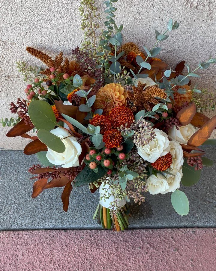 Fall colors for this weekends wedding 🍂🍁 look at those cake flowers 👀