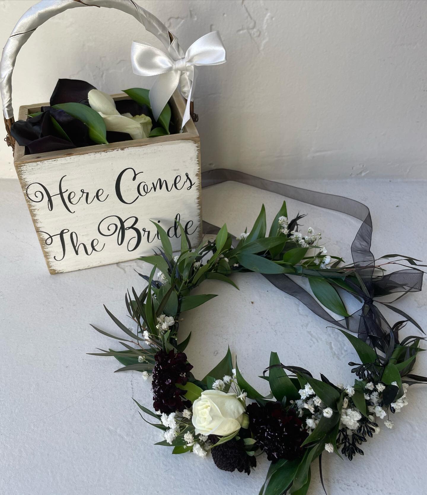 Black roses for a wedding?! We love being challenged to go outside the box!
This black and green wedding came out so uniquely beautiful 🖤