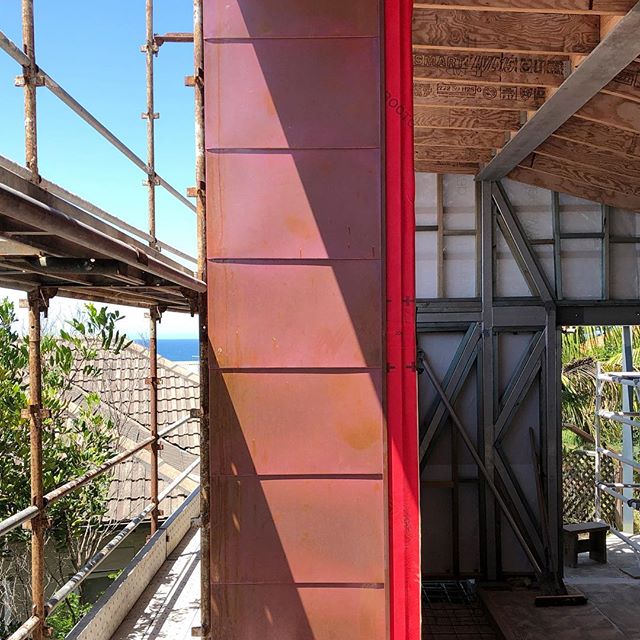 @ballast_construction making good progress on site; a beautiful day to see snippets of the views that are emerging. Copper detailing by @arcroofing and recycled spotted gum cladding by #australianarchitecturalhardwoods #honbriggsdesign