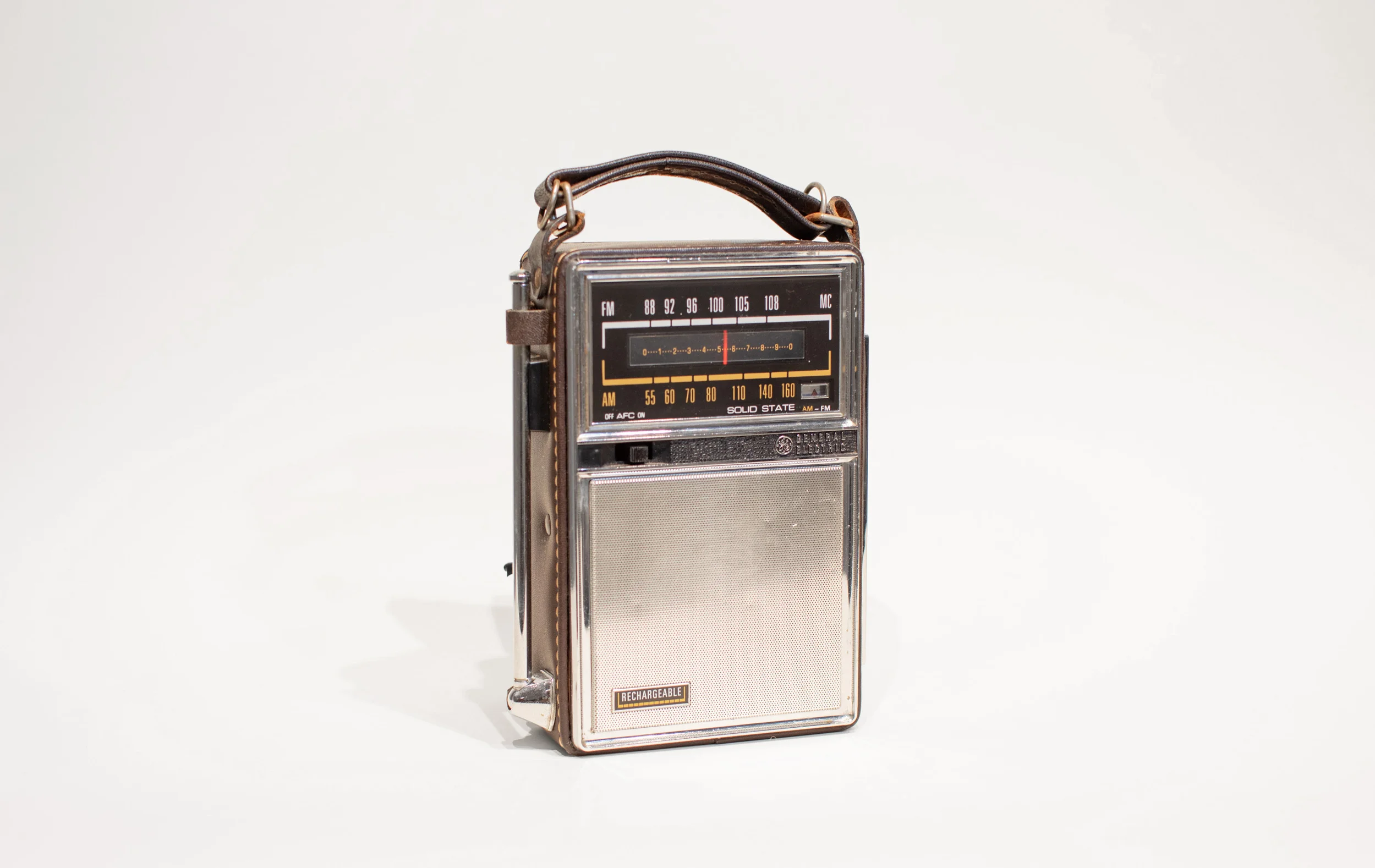 From the Banks Enjoy Series (2019) GE P2975 AM/FM Transistor Radio, FM Transmitter, Jacques Brel’s Quand on n'a que l'amour 9.5” x 5” x 2.5”, Duration Infinite