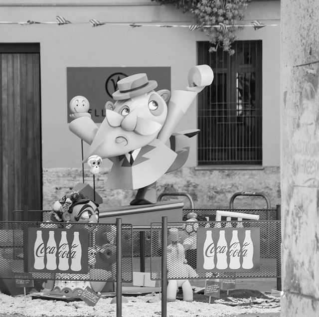 &ldquo;An older gentlemen rationing happiness.&rdquo; ◾️◼️🐍
&bull;&bull;
March of this year, I had the opportunity to visit Valencia during the fallas festival. The Falles is a traditional celebration held in the city of Valencia, Spain. During the 