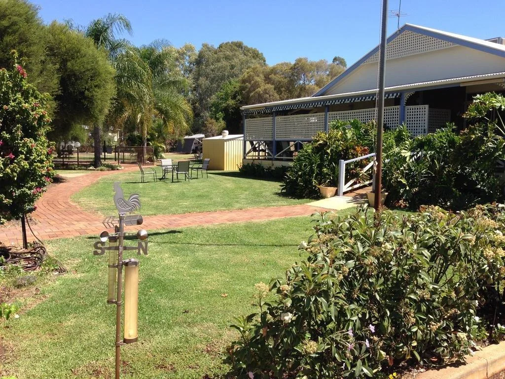 tambo mill hotel and caravan park verandah.jpg