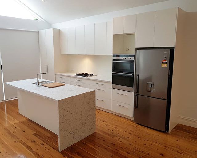 I dropped back in to our recent job in Fitzroy North to get a few snaps of the kitchen now that the electrician has fitted off. White Attica by @caesarstoneau looks great over the square edge door in Classic White.  The Glass splash is also in a Clas