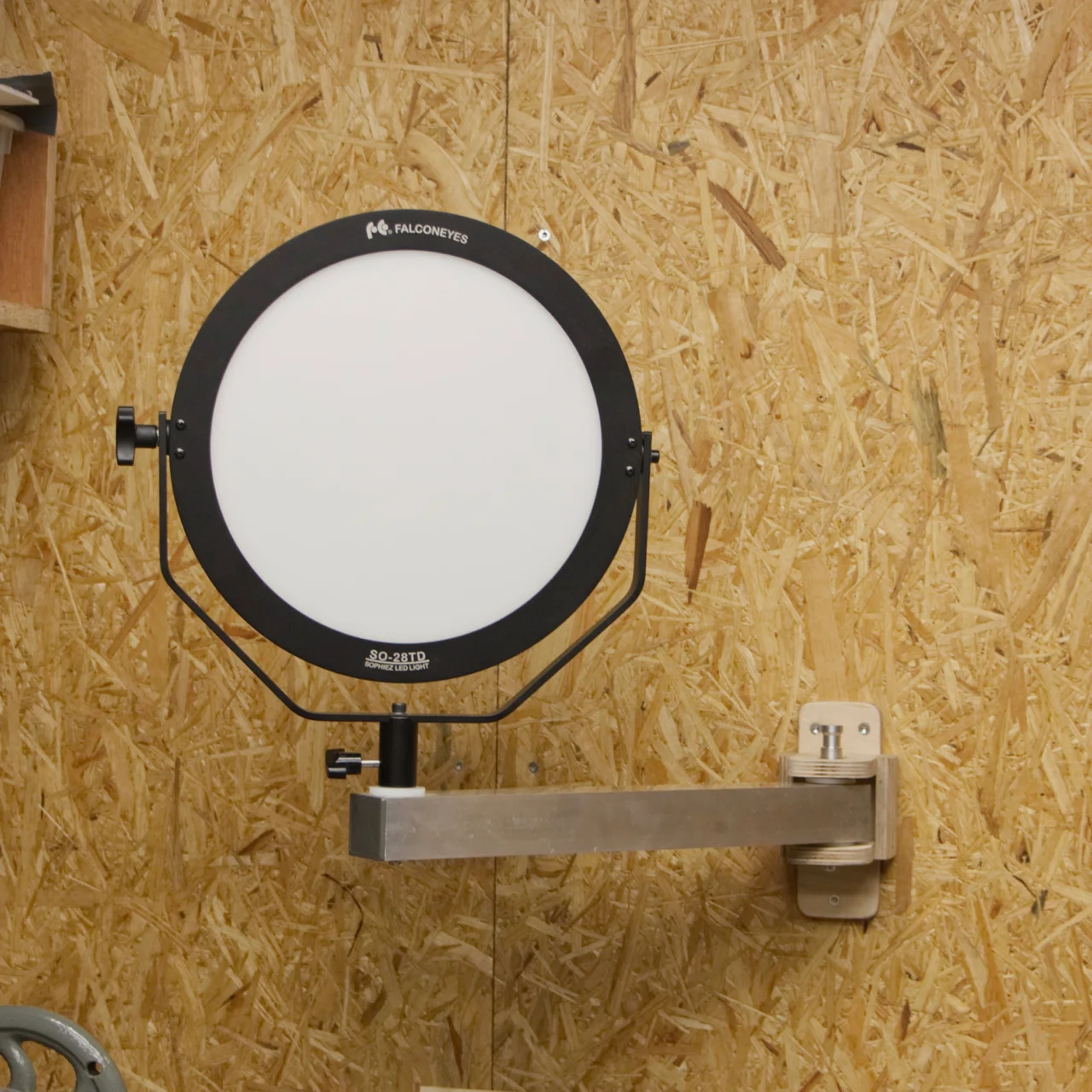 Swivelling video light arm