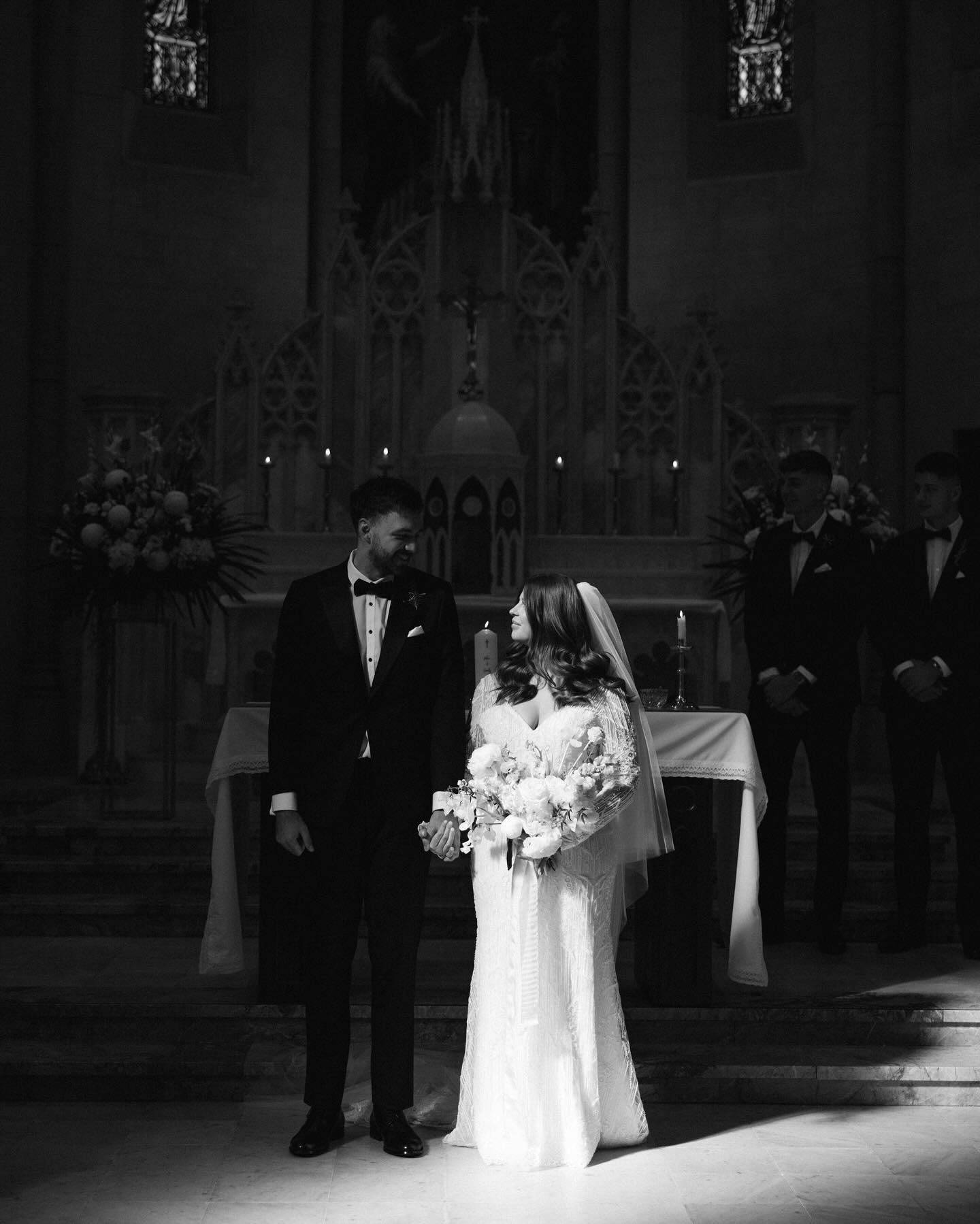 Petar &amp; Emily 🥂 

Beautiful ceremony at the St Michael chapel, the light was perfect coming though the windows and I live for that drama 🤍