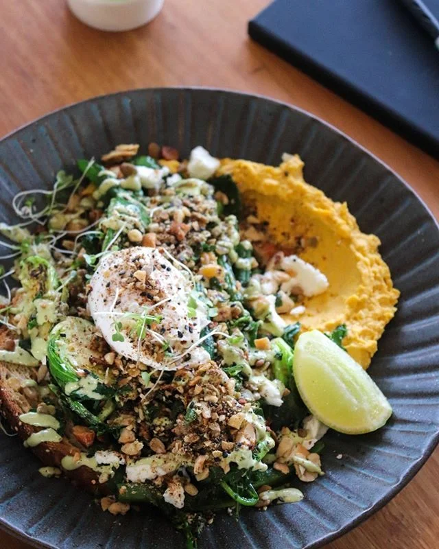 Get those greens in you and set your brunch mode on HIGH. Come bite into a POC signature: our Sautéed Broccolini, Green Beans, Brussel Sprouts and Kale with pumpkin hummus, quinoa toast, basil pesto tahini dressing, almond crumble, goats cheese, dukkah and poached egg. 💚