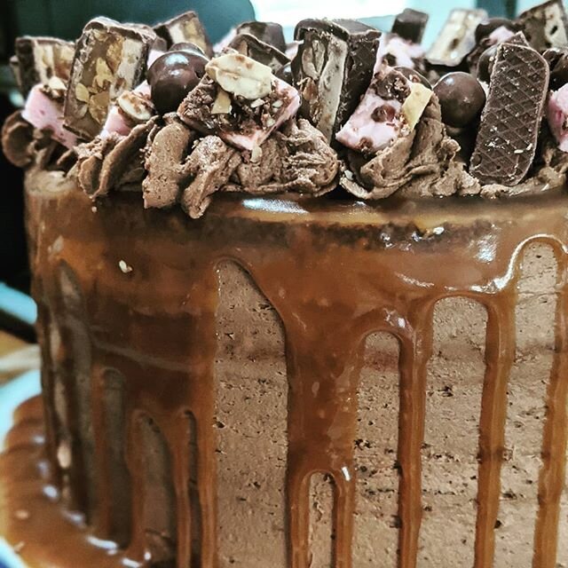 This weekend's Culworth cake is Snickers 😋 thank you @rosefrancescabakes