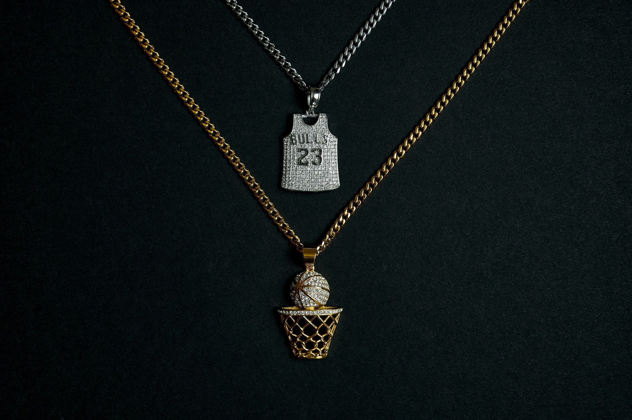 6 Best Ways to Style Silver Pendant Jewelry (2023)