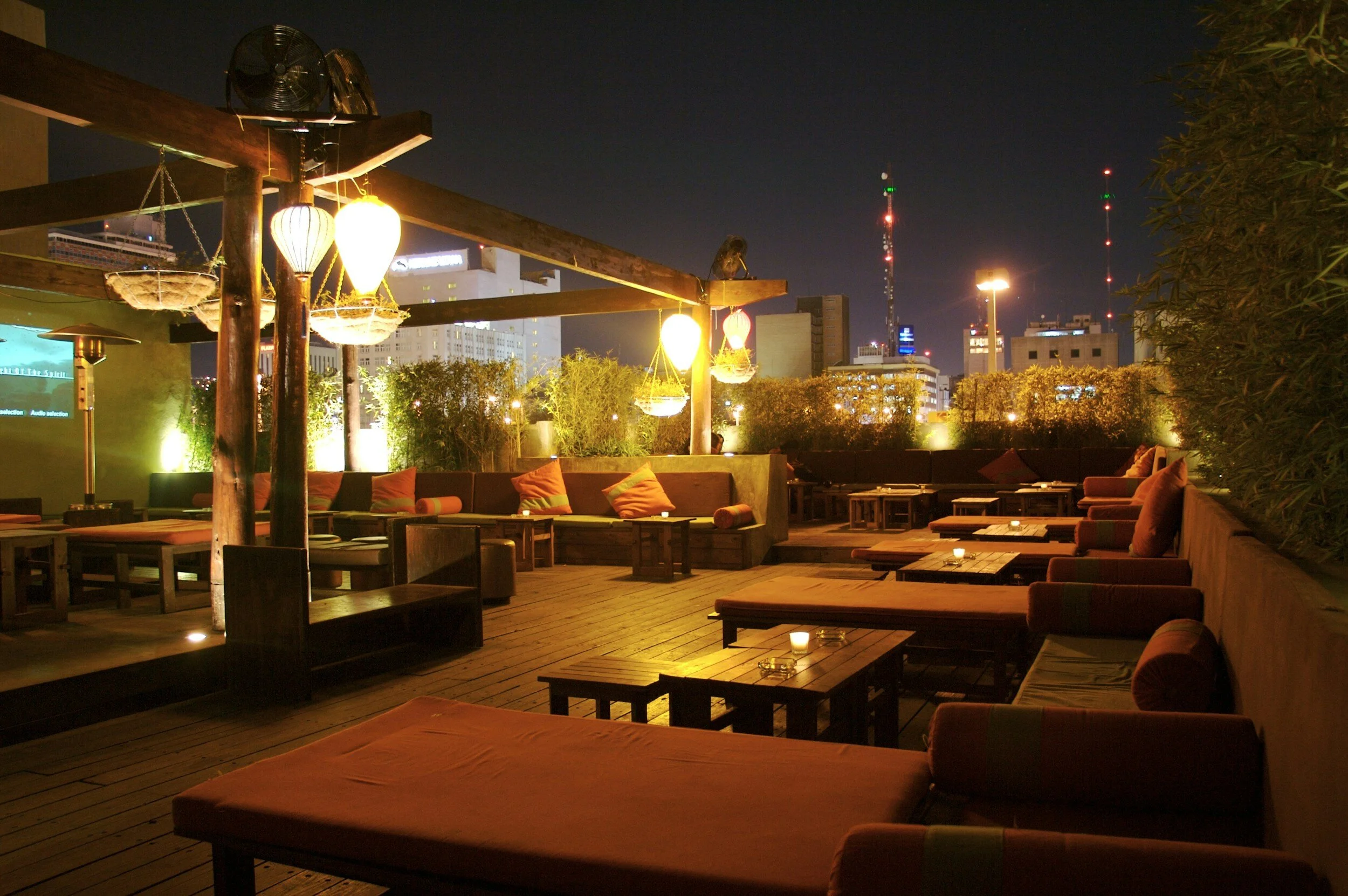 The Growing Popularity of Rooftop Bars in Urban Cities